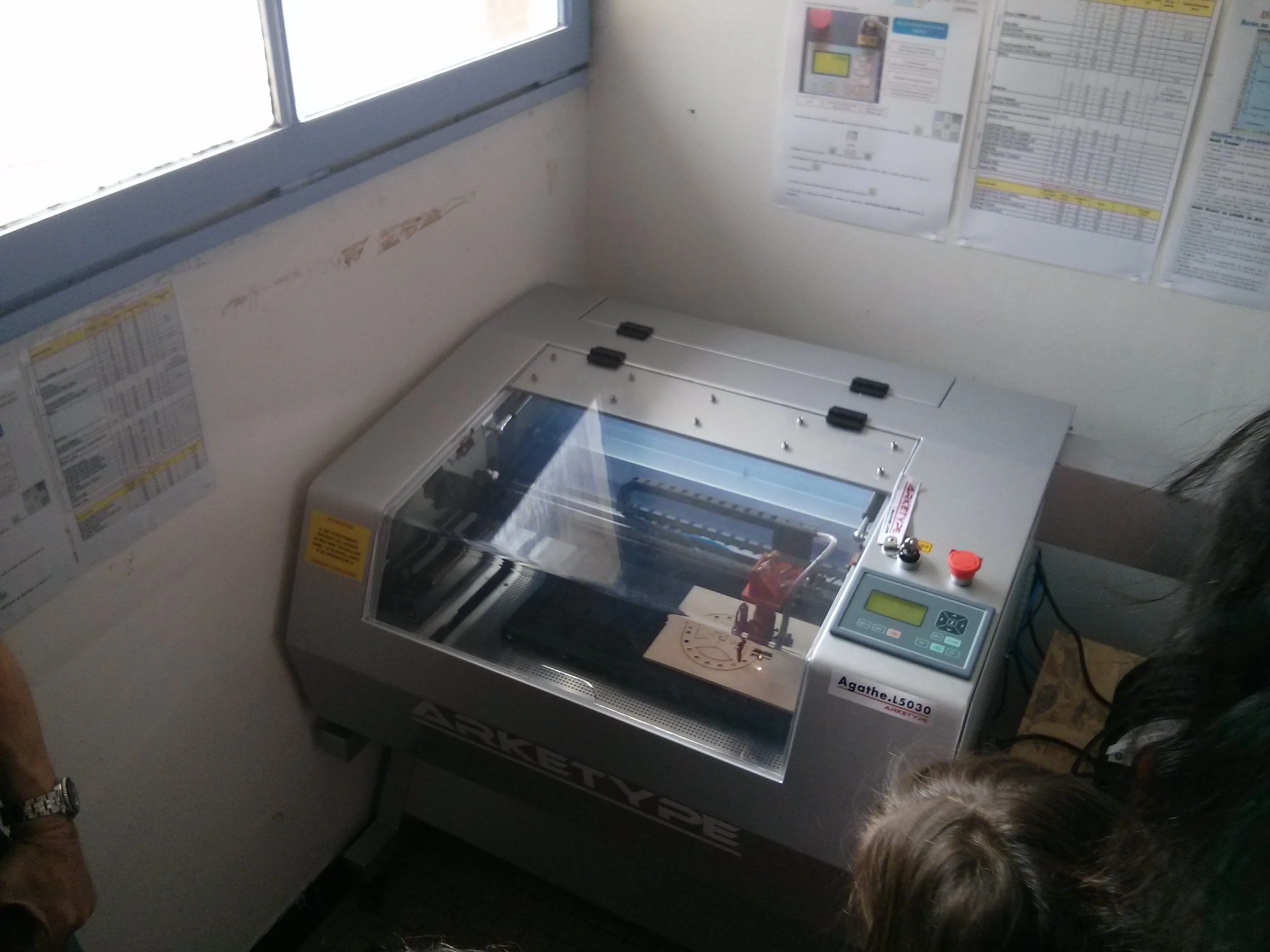 Réparation d'un jouet à la découpeuse laser