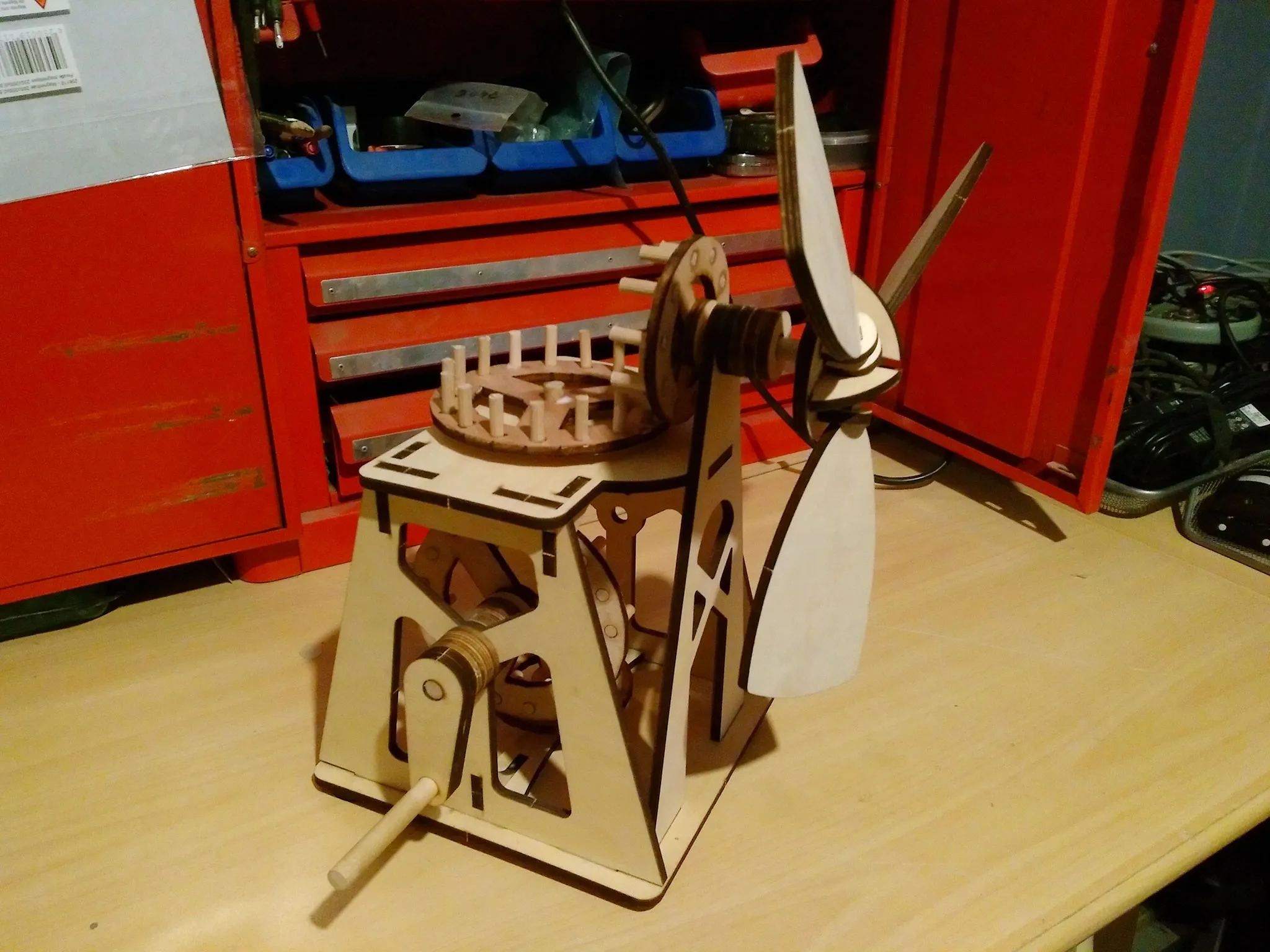 Réparation d'un jouet à la découpeuse laser
